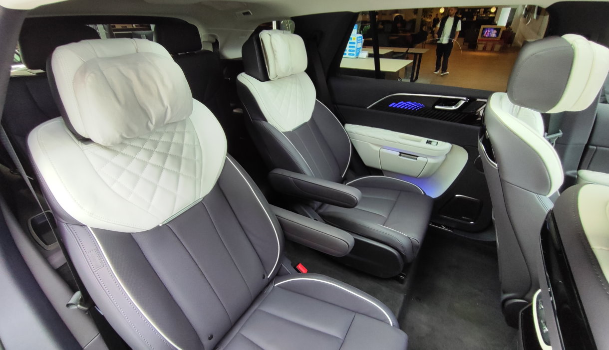 �� ������ ���� � Hongqi�E-HS9 ����������� ���������� ������, ������ ��� � ��� ��������� �����