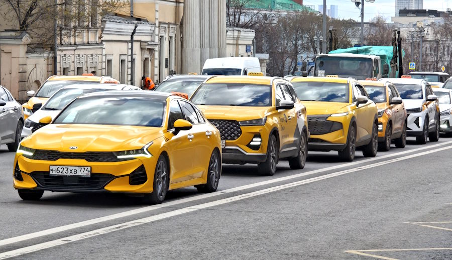 На каких машинах работают таксисты в Москве? Названы самые распространённые модели
