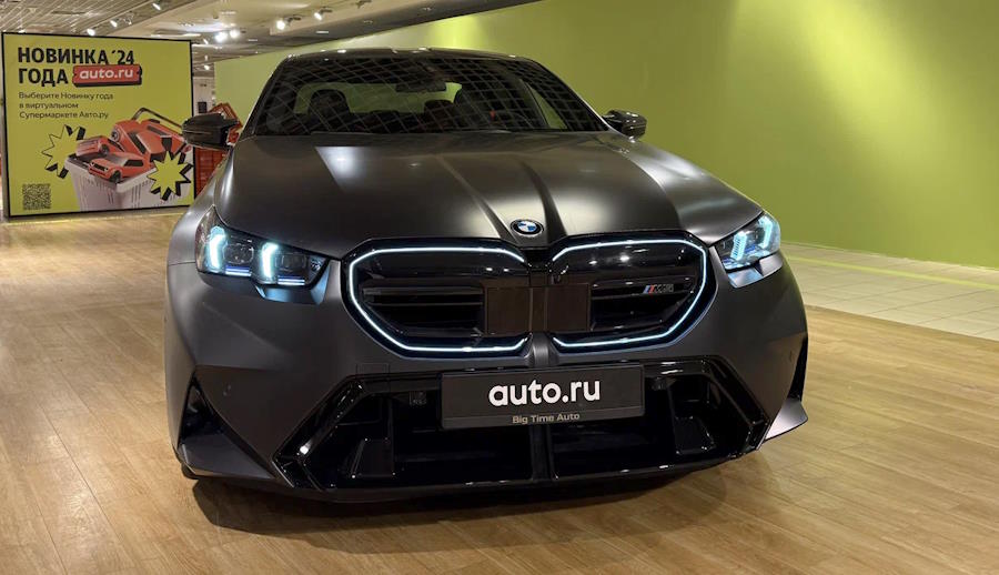 Новое поколение седана BMW M5 впервые появилось в России
