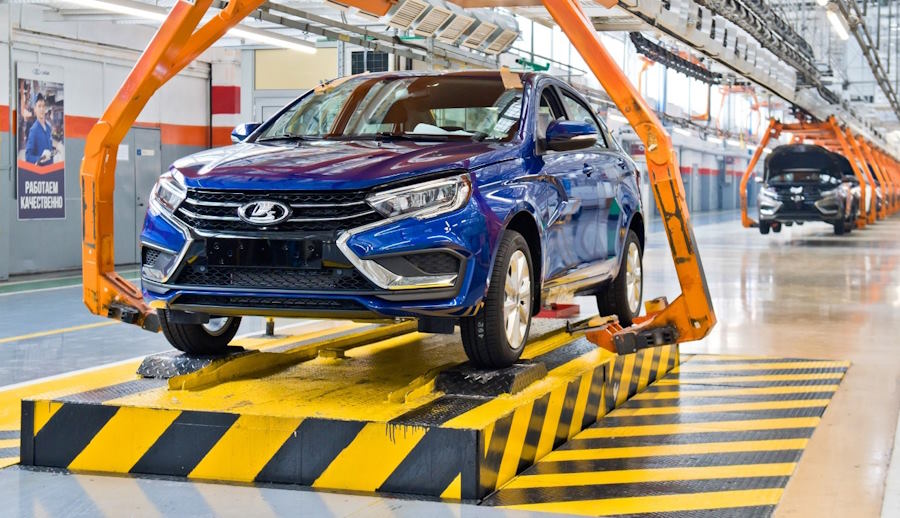 АвтоВАЗ начал возвращать автомобилям яркие цвета