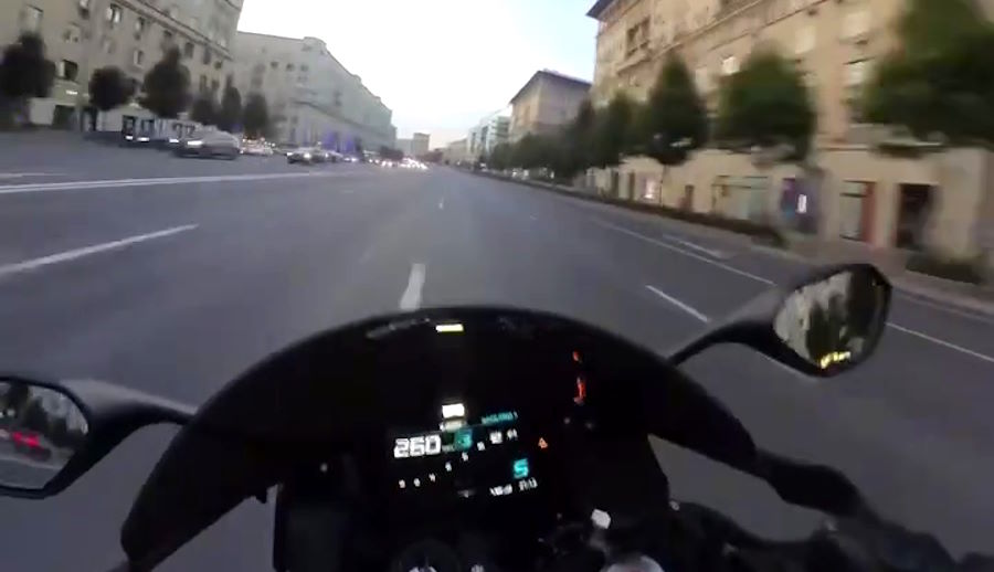 Мотоциклист разогнался на улицах Москвы быстрее 250 км/ч — видео