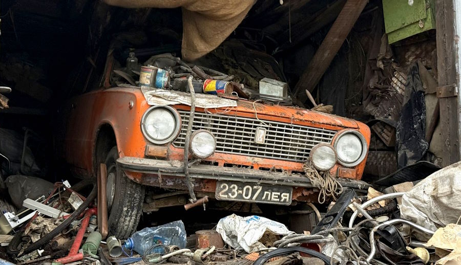 Какие автомобили нашли в Петербурге при сносе старых гаражей: много фото