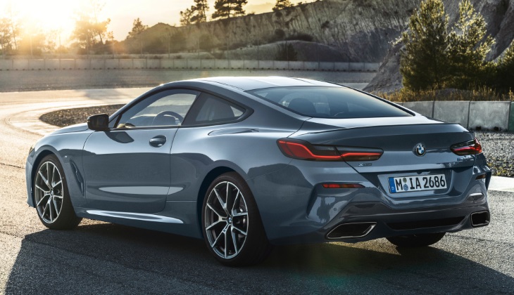 ������ BMW M850i ��������� ���������� ��������� � 20-��������� �������� ������� � ������� ���������