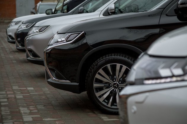������� Mitsubishi Outlander � �������� �������� �������� � 1,59 ��� ������, �������������� ���������� ���������� � 1,75 ���, � ������ � ���������� 2,4 ����� � � 2,0 ��� ������. �� V6 ������ GT ������� ������ � ����� 2,35 ��� ������.