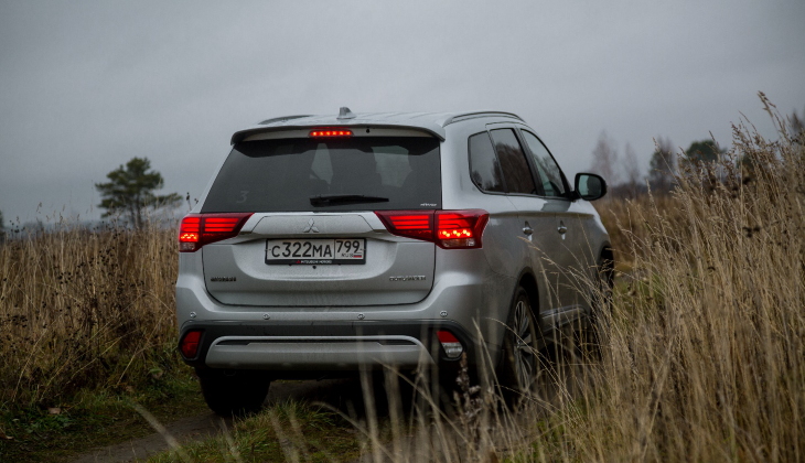 Outlander � ������ GT � ���������������� ���������� ������ ������� �� 180 �����. ������ ���������� ������, ���������� ������� ������������ ���� ������ ��������� � ��������� ������ ������ S-AWC.