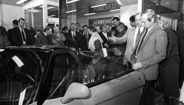 Владимир Путин на автомобильной выставке, 1993 год