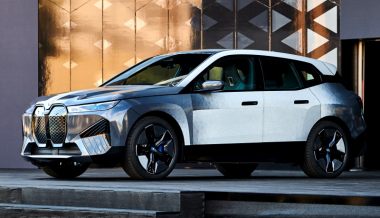 ������� BMW iX Flow ������ ���� ������
